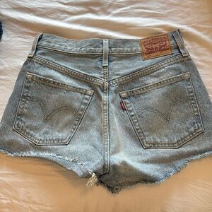 LEVI 501 JEAN SHORTS SIZE 4
